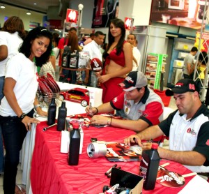 PILOTOS-TEAM-KENDALL-RACING- FIRMAN-AUTÓGRAFOS-EN-JUMBO jpj