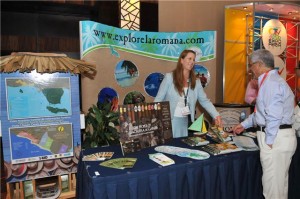 Kelly Robinson atiende el Stand del portar en DATE 2010