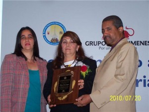 educacion-y-grupo-leon-jimenes-reconocen-labor-de-11-maestros.jpg