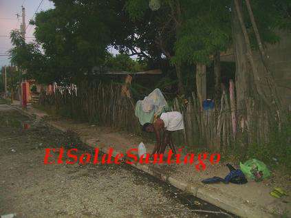 haitiana-se-desplaza-por-las-calles-de-montecristi-sin-panti.jpg