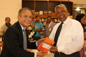 fotos-firma-libro-figueroa-agosto-el-poder-del-narco.jpg