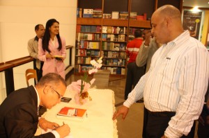 fotos-firma-libro-figueroa-agosto-el-poder-del-narco.jpg