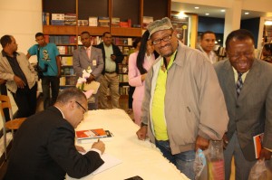 fotos-firma-libro-figueroa-agosto-el-poder-del-narco.jpg