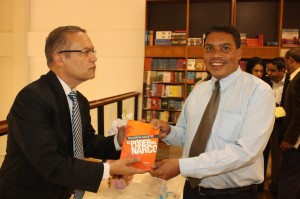 fotos-firma-libro-figueroa-agosto-el-poder-del-narco.jpg