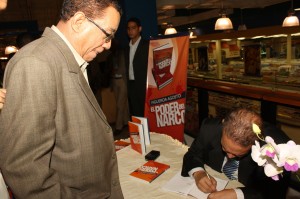 fotos-firma-libro-figueroa-agosto-el-poder-del-narco.jpg
