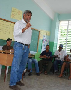 exhortan-a-los-artesanos-de-barahona-a-no-comprar-madera-ilegal.jpg