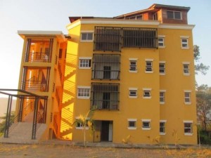 Edificio allanado por la DNCD