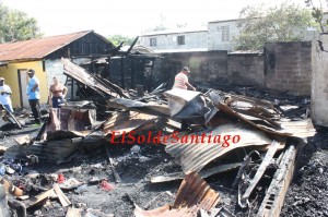 fuego-destruye-viviendas-ladrones-hacen-su-agosto-con-los-afectados.jpg