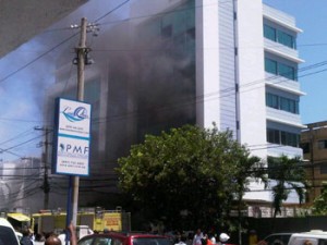al-menos-15-vehiculos-afectados-por-incendio-en-torre-de-la-capital.jpg