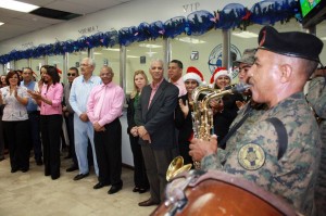 la-navidad-llega-a-la-oficina-local-de-pasaportes-usuarios-e-invitados-la-reciben-con-musica-y-alegria.jpg