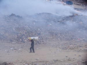 advertencia-por-colera-entre-buzos-del-vertedero-de-rafey-y-barrio-la-mosca.jpg