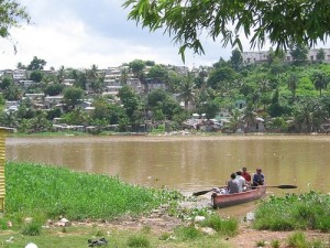 salud-publica-prohibe-temporalmente-bano-y-pesca-en-rio-ozama.jpg