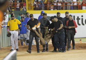 Joven semi desnudo paralizó juego de Aguilas y Licey