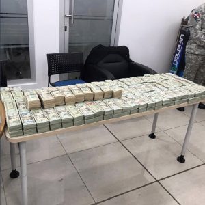 más de 2 millones de dólares