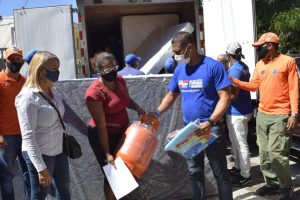 SANTIAGO.-El Plan Social de la Presidencia acudió en auxilio de las 12 familias que fruto de un incendio perdieron sus viviendas, quedando a la intemperie, en un hecho registrado en el sector Cerro de Patatín, de la provincia de Santiago.     La institución que dirige Yadira Henríquez, dispuso la primera asistencia con la entrega de 12 estufas, igual número de cilindros de gas, 12 Box Spring, además de sabanas, mosquiteros y raciones alimenticias, tras un levantamiento que se realizara a los afectados.     Las familias que actualmente residen en casas de parientes y relacionados, agradecieron la primera asistencia que dicen le ayudarán a mejorar las condiciones actuales donde permanecen de manera temporal, con la esperanza de que ahora sean levantadas sus viviendas.     “Gracias al señor presidente Luis Abinader y a la directora del Plan Social, Yadira Henríquez, por esta primera ayuda que nos entregan en el día de hoy a cada uno de los afectados por este fuego, estamos más que agradecidos”. Sostuvo Yocasta Núñez, una de las personas beneficiadas.     La entrega estuvo encabezada por la sub directora del Plan Social, Isabel Paulino, Narda Nin, encargada de Asuntos Sociales, acompañadas de autoridades locales de Santiago, quienes afirmaron que hasta tanto no se busque una alternativa con sus viviendas no les dejarán desamparados.