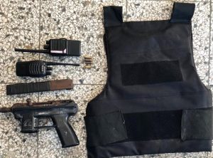 hombre atrapado con uzi