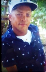 Mao, Valverde.-Miembros preventivos de la Policía Nacional activaron la búsqueda de un hombre que, pasada la medianoche, hirió a machetazos a su mujer en la cabeza, cuello y brazo izquierdo, por supuestos motivos pasionales. 

El agresor fue identificado como Santo Emilio Alcántara, apodado “El Primón”, quien tan pronto cometió el hecho en perjuicio de su pareja Aribel Domesto Piet, de 30 años, huyó con rumbo desconocido. 

El hecho se produjo cuando la mujer celebraba su cumpleaños con unos invitados, en su residencia del sector La Compuerta de Mao, provincia Valverde, y de repente, su marido tomó un machete, y sin mediar palabras, empezó a agredirla, provocándole las heridas que presenta. 

La fémina tuvo que ser llevada de inmediato a la emergencia del hospital regional Doctor Luis L. Bogaert, de Mao, donde permanece ingresada,  en tanto que, la Policía Nacional exhortó al prófugo a entregarse para los fines legales correspondientes. 