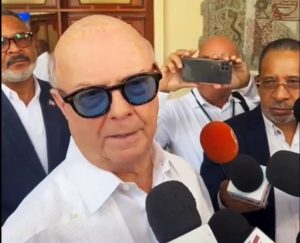 Hipólito Mejía califica de "demagogia barata" la huelga de organizaciones en el Cibao por bajos precios de alimentos y combustibles

El ex presidente de la República, Hipólito Mejía, ha tachado de "demagogia barata" las protestas que distintas organizaciones están llevando a cabo en el Cibao para exigir la disminución de los precios de los alimentos, los combustibles y otras reivindicaciones.

Según el ex mandatario, las huelgas en la región norte del país no están justificadas, ya que República Dominicana cuenta con una de las inflaciones más bajas de América Latina y el costo de la vida es menor. Mejía afirmó que las huelgas son métodos de reclamo arcaicos y en desuso, no aptos para un país como República Dominicana.

El ex presidente también destacó que el país tiene una amplia oferta de alimentos básicos, como el arroz y el huevo, en cantidades suficientes. Además, restó importancia al listado de funcionarios y expresidentes que elaboró el ex primer ministro de Haití.

Con estas declaraciones, Hipólito Mejía deja en claro su postura frente a las protestas en el Cibao y defiende la posición del gobierno en cuanto a la baja inflación y el costo de la vida en el país.