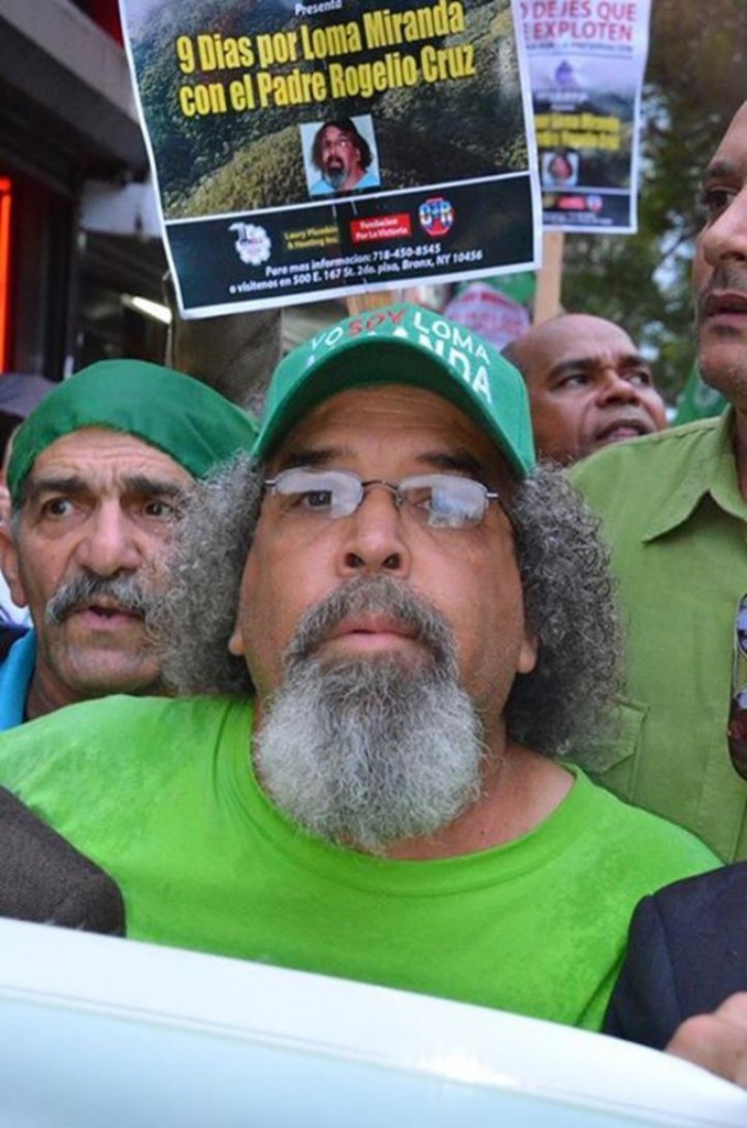 Rogelio Cruz sale de iglesia de La Vega