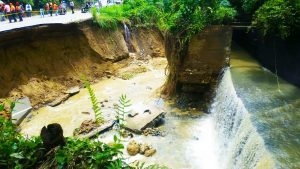 Santiago: Por lluvias colapsa el canal de riego Luis L. Bogaert