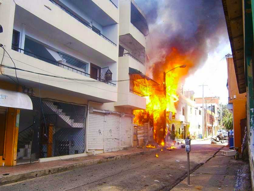 Fuego quema por completo casa y ajuares
