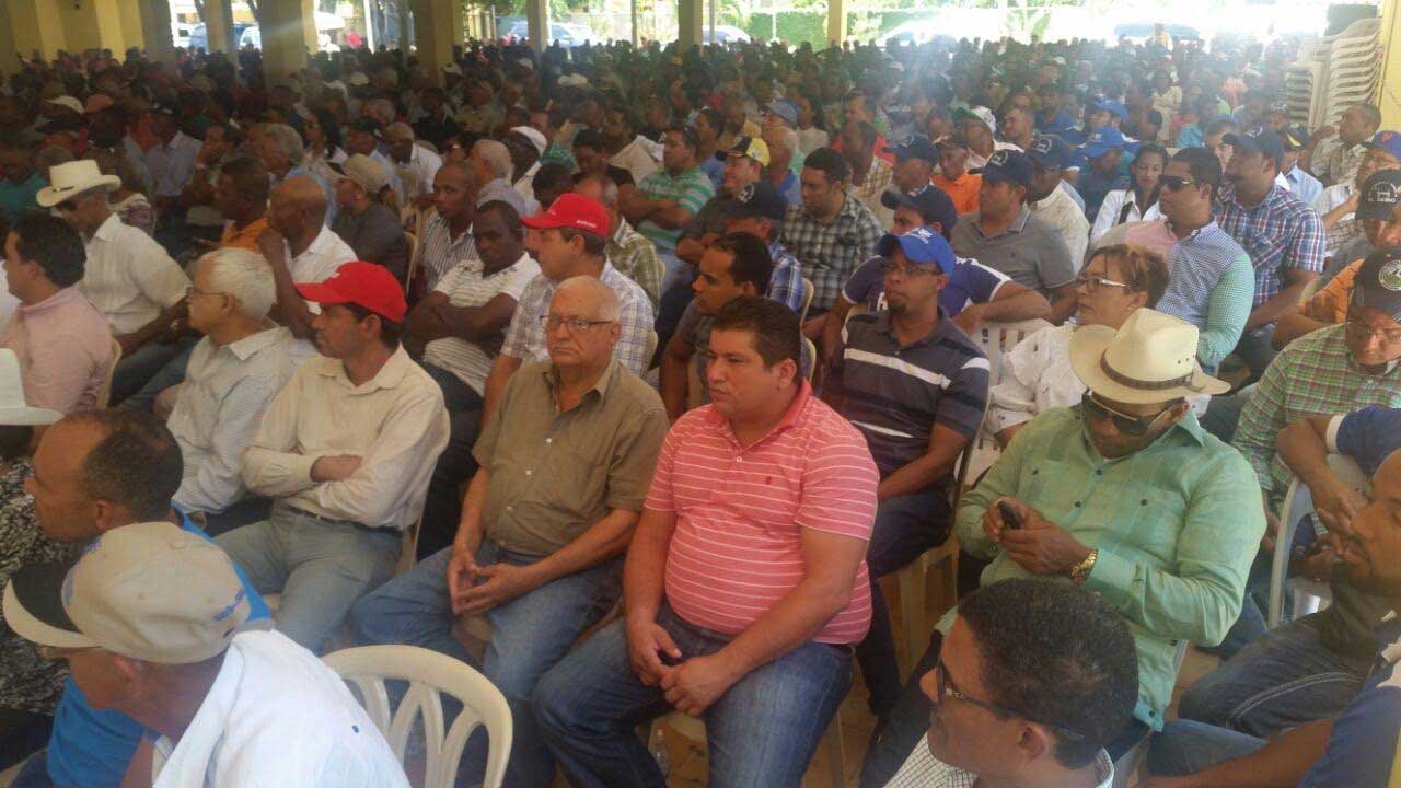 Ganaderos exigen al Gobierno parar importación leche en polvo