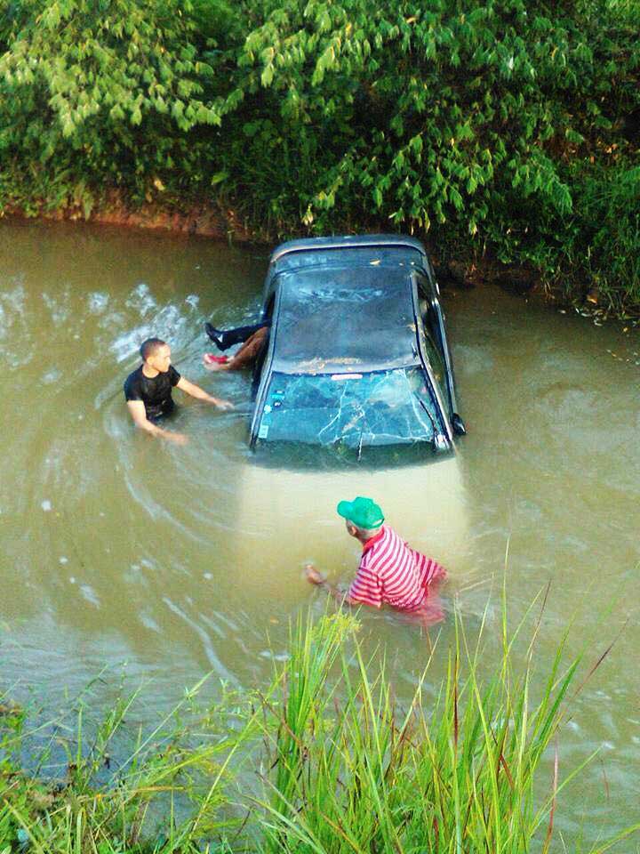 Dos mueren ahogados al caer carro a laguna