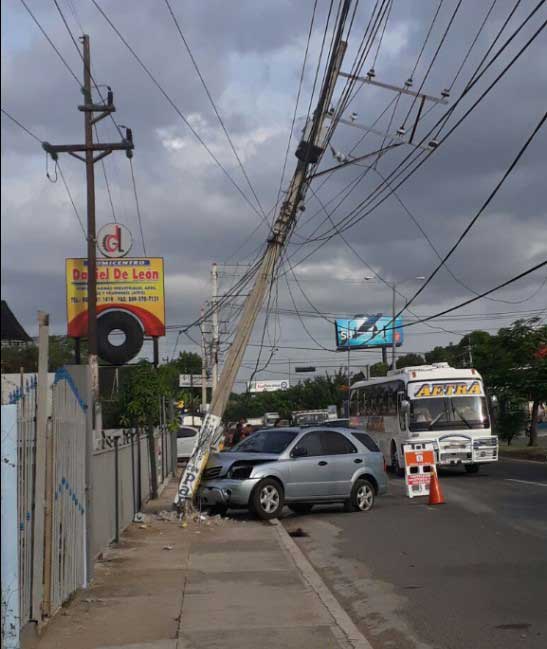 Accidente tránsito afecta servicio eléctrico en zonas de Santiago