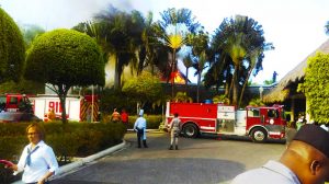 Fuego afecta techo de cana hotel Iberostar Costa Dorada