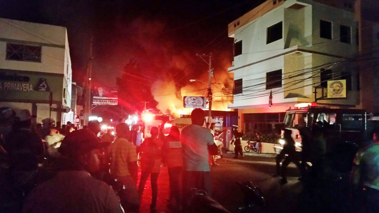 Santiago: Controlan fuego destruyó tres negocios