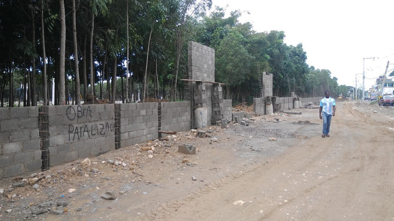 Abel paraliza construcción pared en Parque Central