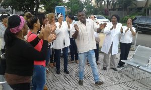 Paralizan por 48 horas hospital IDSS de Santiago