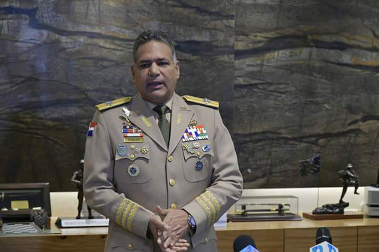 Ministro de Defensa dice habrá ascensos el 27 de Febrero