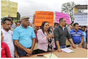 Comunitarios en Bonao reclaman educación pague salarios a directora 
