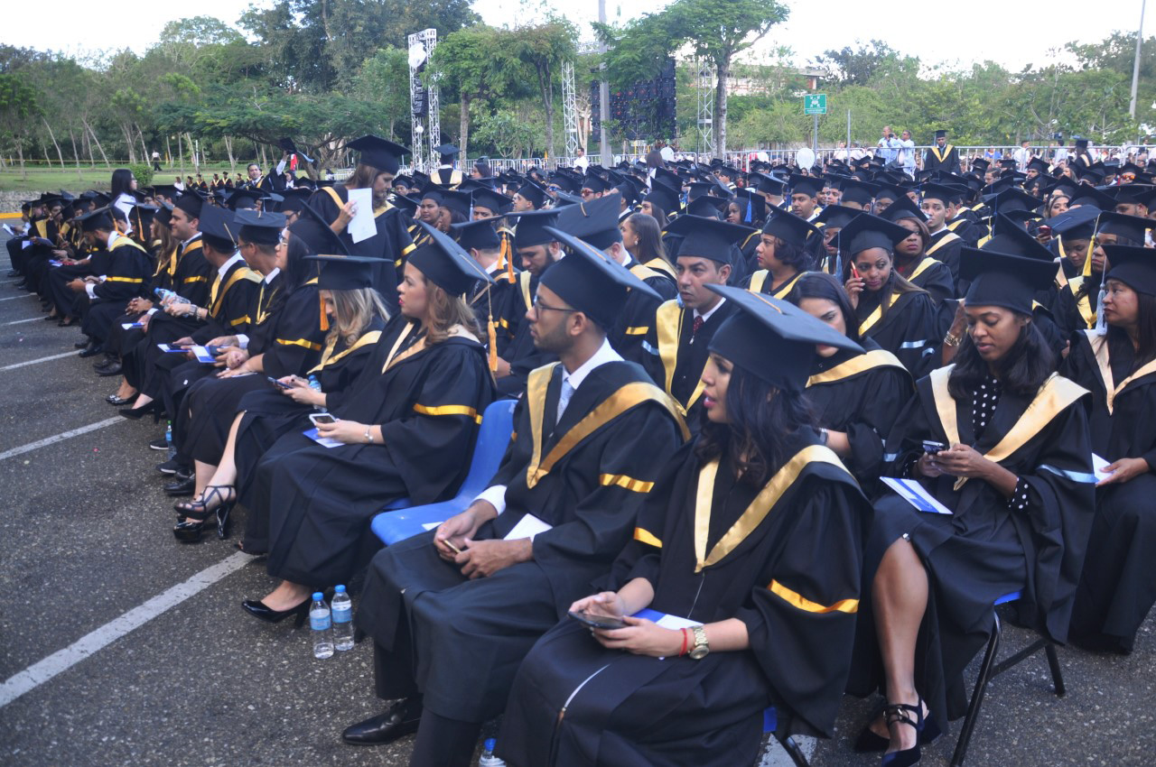 PUCMM otorga en graduación 727 títulos universitarios