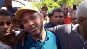 Tras libertad reciben alcalde con caravana en Villa Los Almácigos
