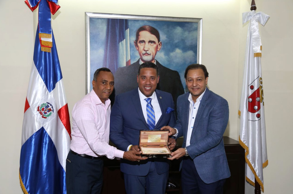 Alcalde Abel Martínez entrega llaves de la ciudad a concejal dominicano Alex Méndez