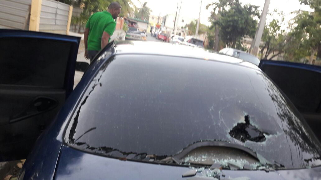 Desconocidos destruyen cristal vehículo periodista con hijas a bordo