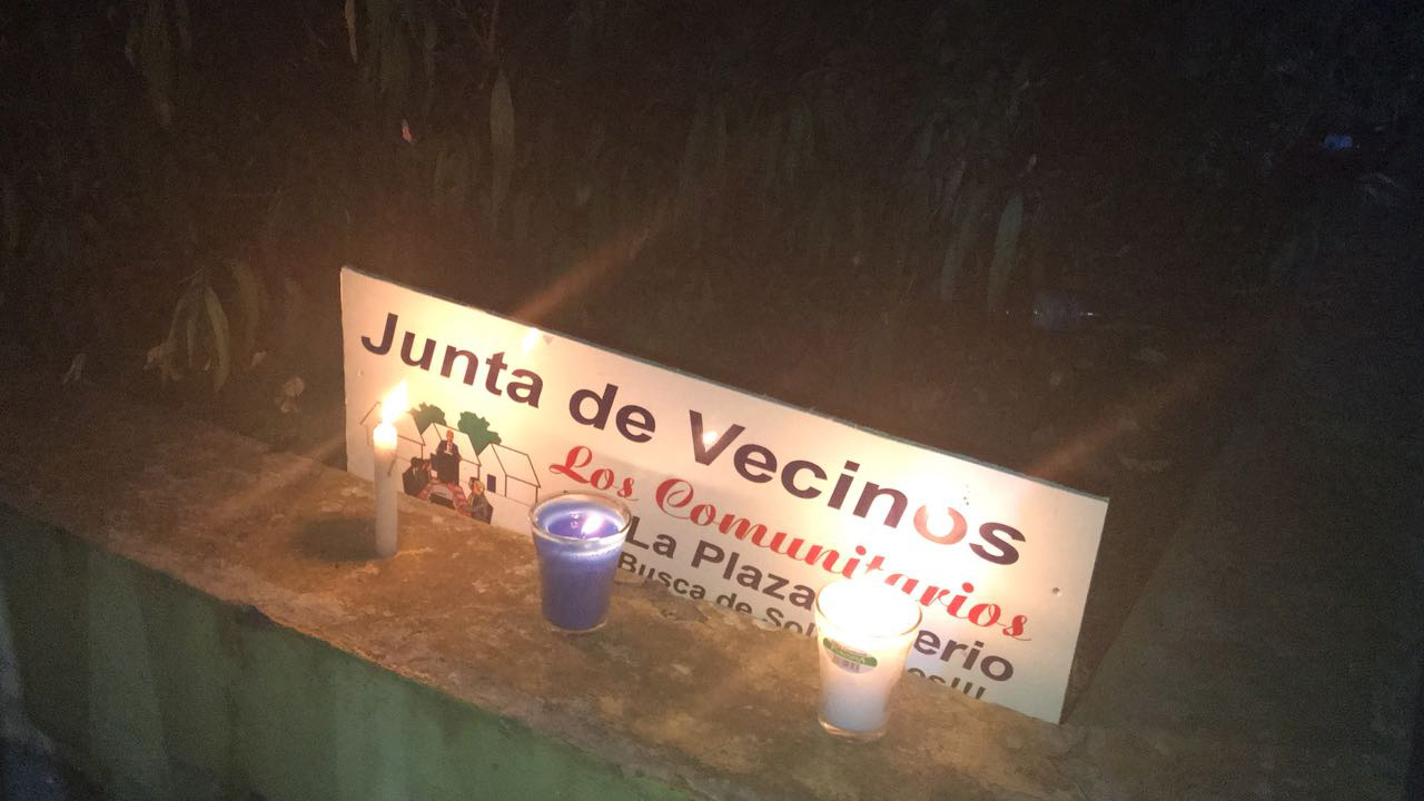 Encienden velas en reclamo rehabilitación plaza Valerio