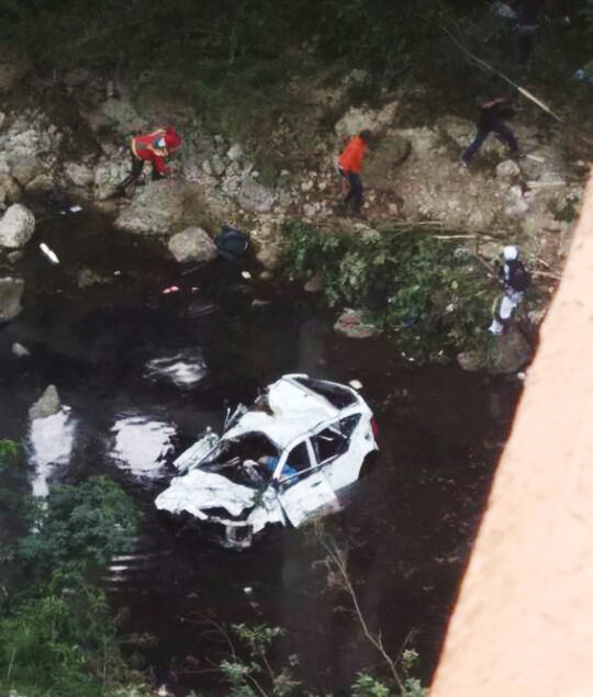 Dos mujeres mueren al caer yipeta desde puente al río Cumayasa