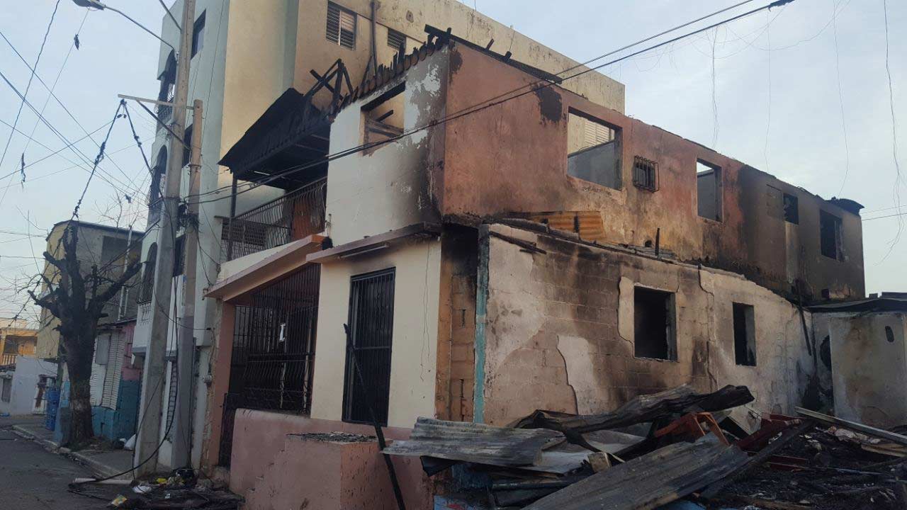 Fuego destruye varias viviendas en Pueblo Nuevo