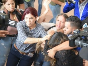 Se entrega mujer acusada de agredir a periodista Deyanira López