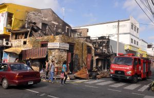 Fuego destruye librerías La Economica y Espartaco en Santiago