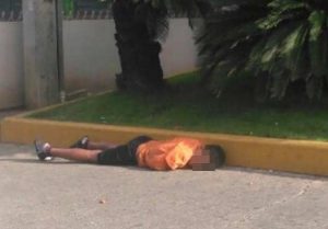 Niños duermen en sitios públicos de Santiago