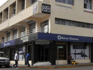Roban 11 millones de pesos durante asalto Banco Vimenca