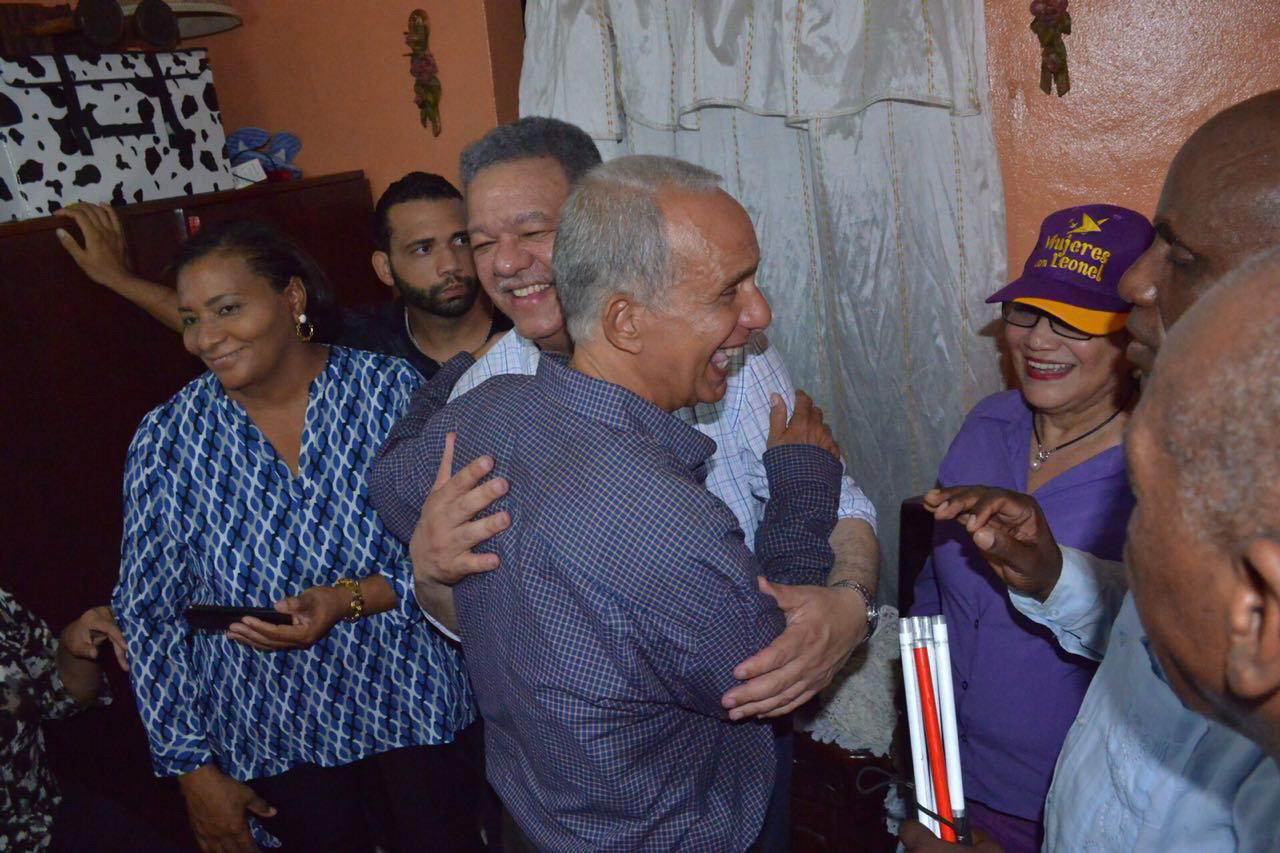 Leonel Fernández visita dirigentes PLD en Los Alcarrizos