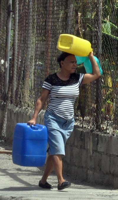 Quejas por falta de agua en Santiago