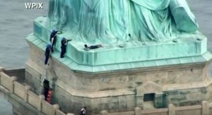 Mujer escala la Estatua de la Libertad en Nueva York