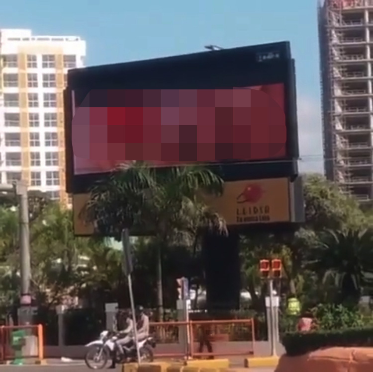 Multan empresa donde se exhibió video porno en pantalla publicitaria