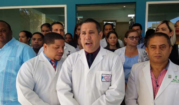 Médicos Valverde inician paro indefinido en hospitales